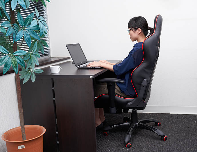 身体を包み込む安定した座り心地 長時間の作業に最適なオフィスチェア Sakoda サコダ 家具 インテリア通販